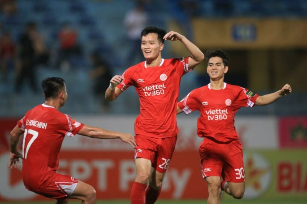 Hoàng Đức trong màu áo câu lạc bộ Viettel