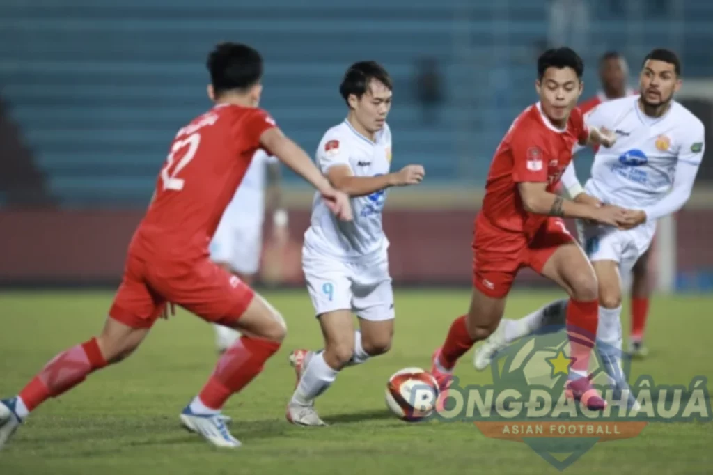 Một pha bóng của Văn Toàn