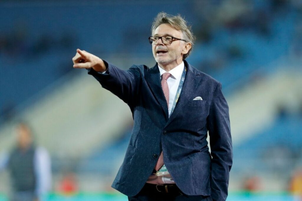Huấn luyện viên trưởng Philippe Troussier