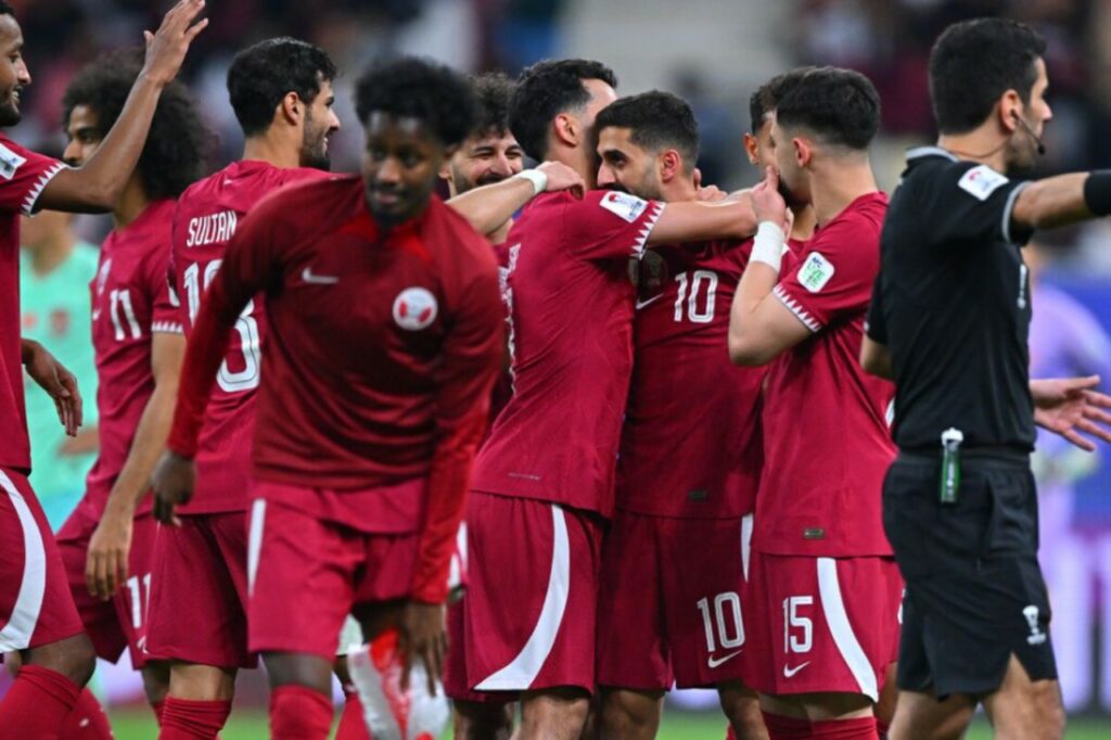Hassan Al Haydos (số 10) ghi bàn thắng duy nhất của trận đấu Qatar 1-0 Trung Quốc, Asian Cup 2023 bảng A