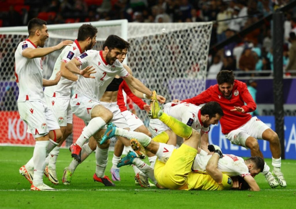 Tajikistan đi tiếp trong trận Tajikistan 1-1 UAE