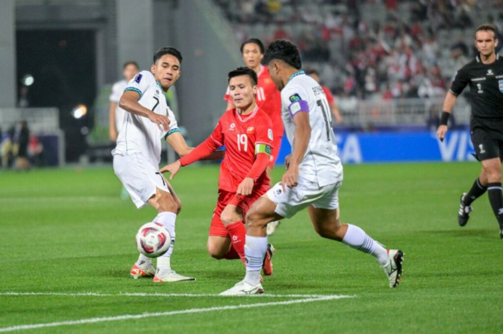 Quang Hải tranh chấp bóng với cầu thủ Indo