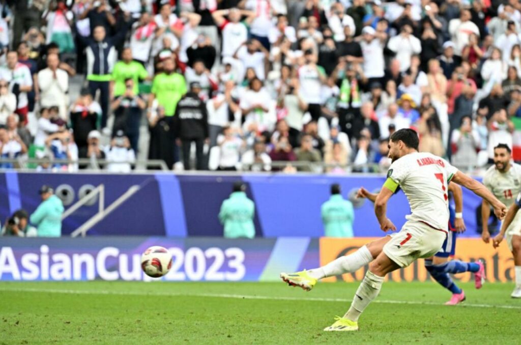 Alireza Jahanbakhsh hoàn tất cú lội ngược dòng cho Iran, Iran 2 - 1 Nhật Bản