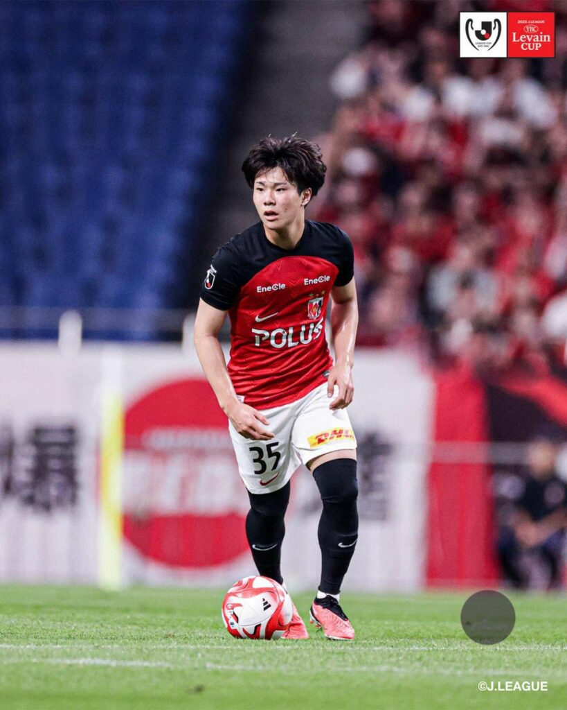 Jumpei Hayakawa trong màu áo Urawa Red Diamonds