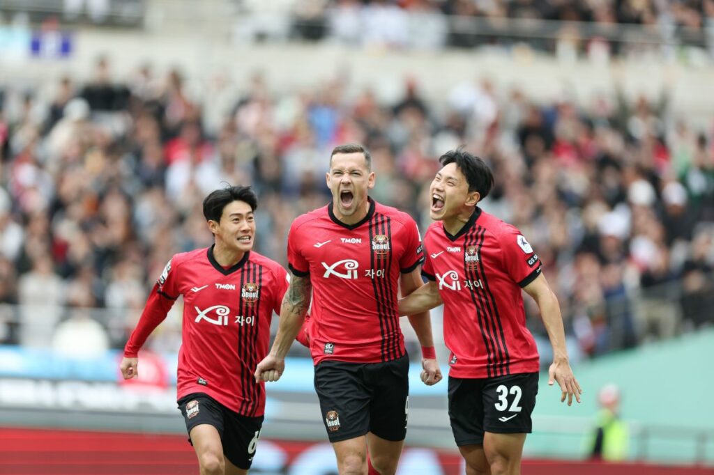 Các cầu thủ FC Seoul ăn mừng bàn thắng trong trận thắng Jeju United 2-0 vòng 3 K-League 2024