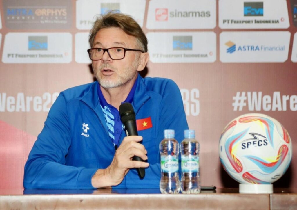HLV Troussier đối mặt với áp lực lớn từ người hâm mộ. Nguồn: tuoitre