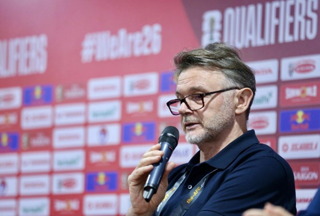Ông Philippe Troussier trả lời họp báo sau trận đấu.