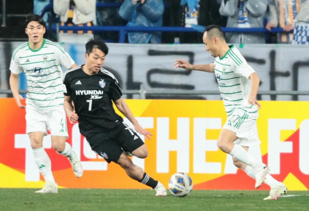 Jeonbuk vs Ulsan HD, Ulsan HD (áo đen) đang có phong độ cao hơn Jeonbuk (áo trắng).