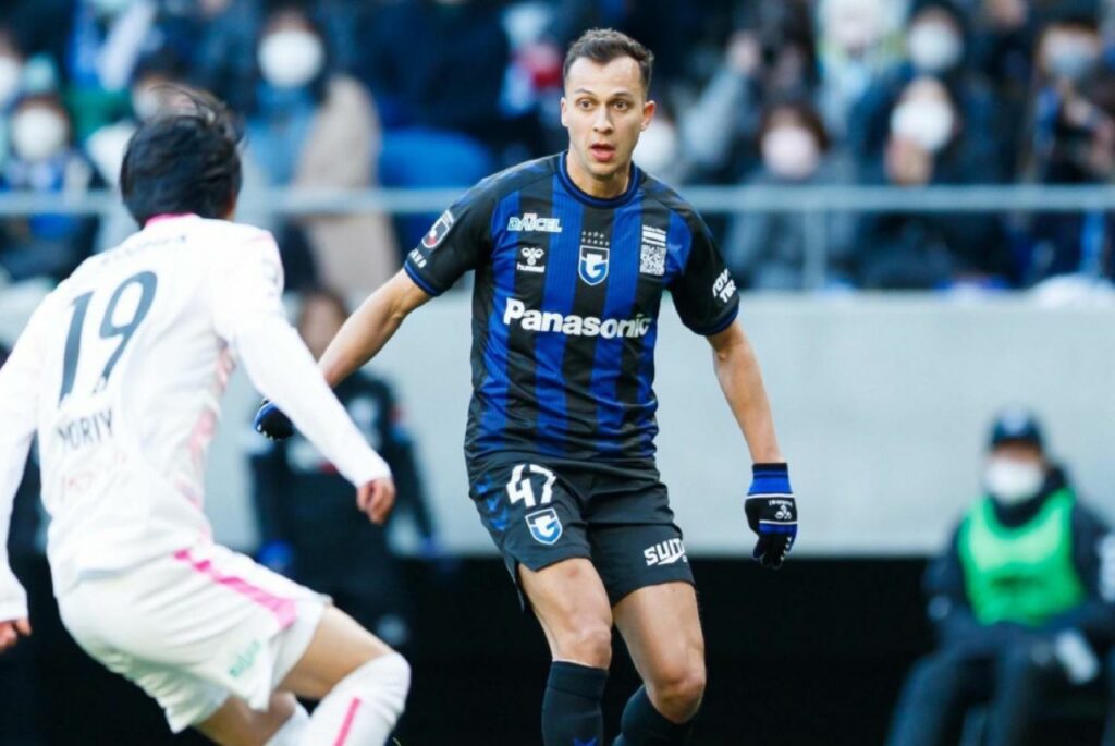 Juan Alano trong màu áo Gamba Osaka.