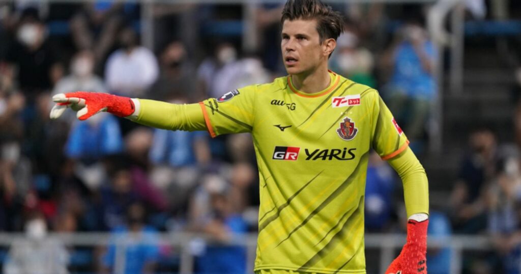 Langerak là thủ môn số 1 của Nagoya Grampus trong 6 năm qua