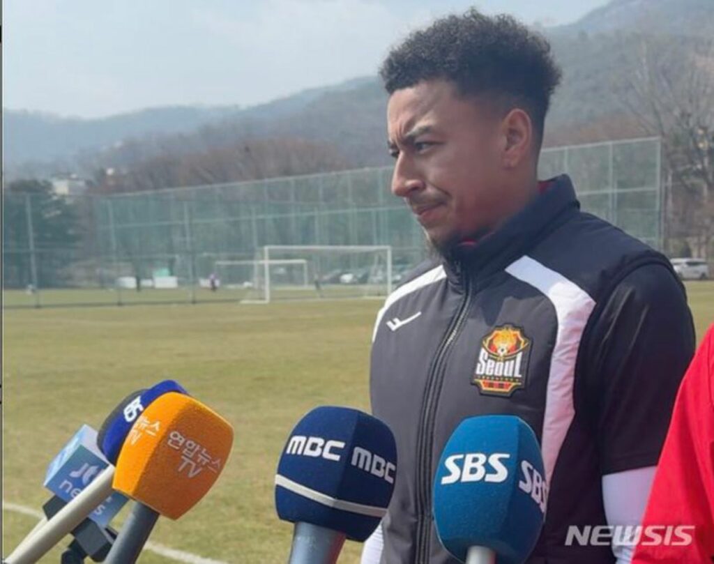Lingard Sau Chỉ Trích Của HLV Kim Ki-dong, hình ảnh mới nhất của Jesse Lingard trong buổi phỏng vấn ngày 24/3 vừa qua