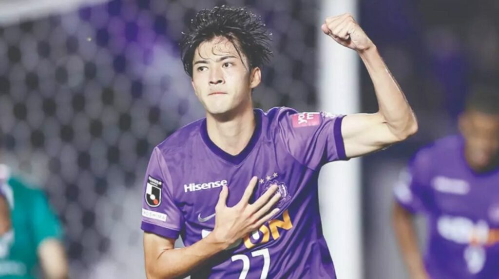 Takumu Kawamura trong màu áo Sanfrecce Hiroshima, anh là một trong 6 ngôi sao j-League đáng chú ý của đội tuyển Nhật Bản