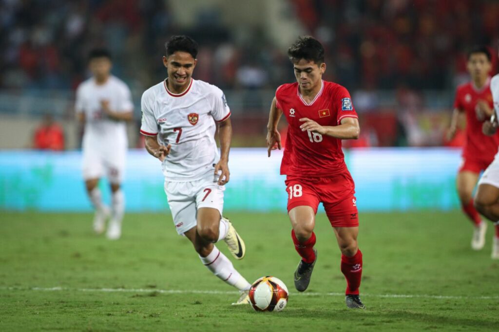 Tiền vệ Khuất Văn Khang trong trận đấu Việt Nam 0-3 Indonesia