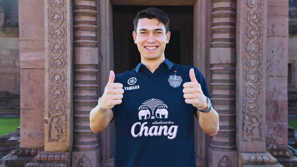 Kenny Dougall là chốt chặn đáng tin cậy của Buriram United, cầu thủ này là một trong 10 cầu thủ đắt giá nhất Thai League