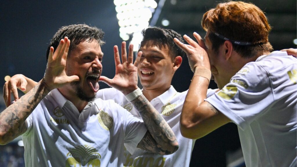 Lucas Crispim ghi bàn thắng mở tỉ số cho Buriram ở vòng 23 Thai League