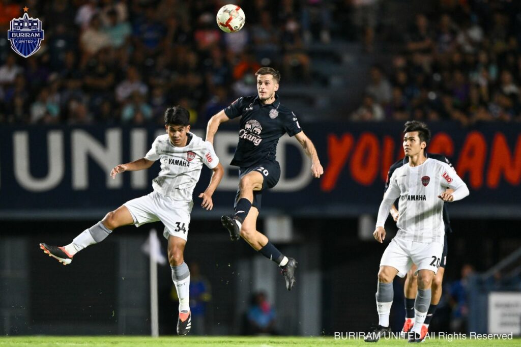 Buriram United giành chiến thắng 3-1 trước Muang Thong United.