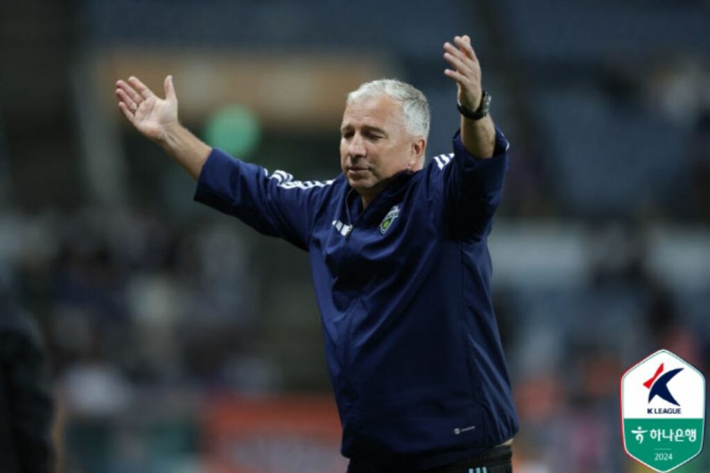 HLV Dan Petrescu bất lực khi Jeonbuk để thua 0-2 trước Jeju United vòng 5 K-League 2024