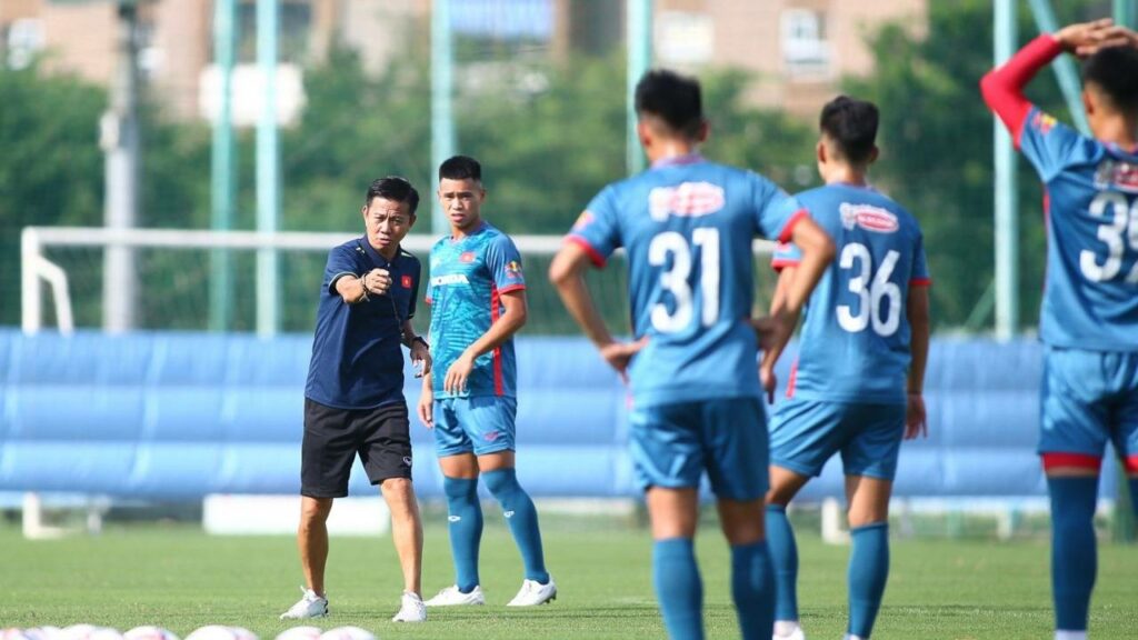 HLV Hoàng Anh Tuấn chỉ đạo các học trò tập luyện. Nguồn: VFF