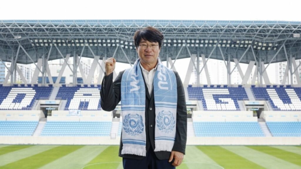 HLV Park Chang-hyun trong ngày nhận chức tại Daegu FC.