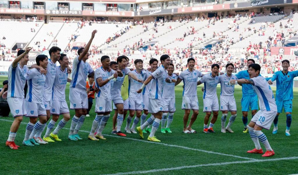 Pohang Steelers ăn mừng sau khi dành chiến thắng trên sân của FC Seoul ở vòng 7 k-league 2024