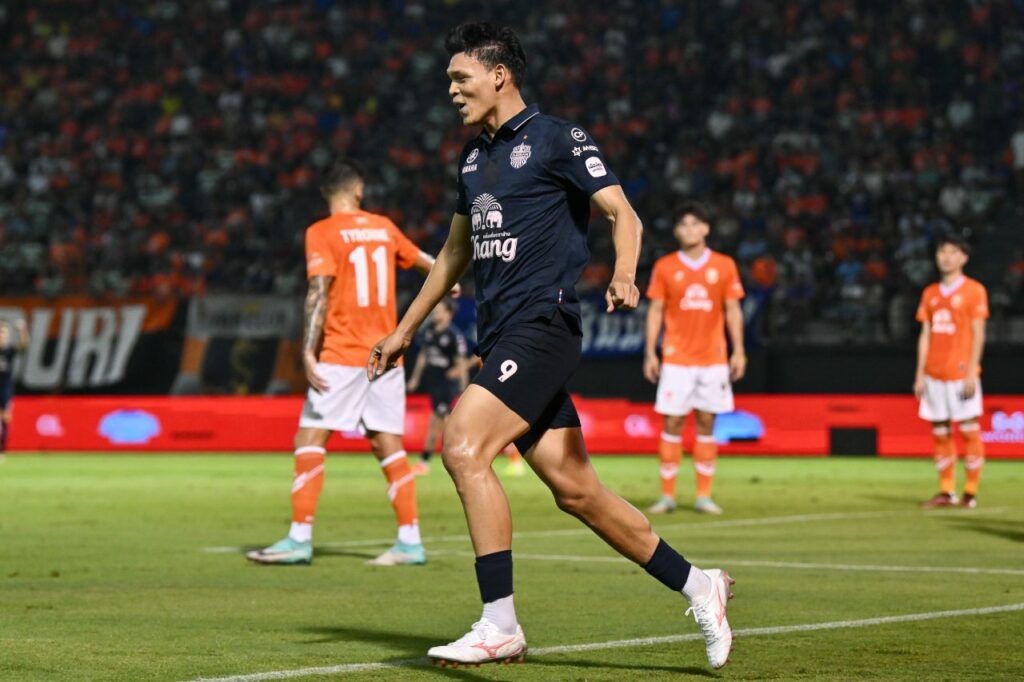Supachai Chaided, cầu thủ của Buriram United, người đạt danh hiệu cầu thủ xuất sắc nhất vòng 25.