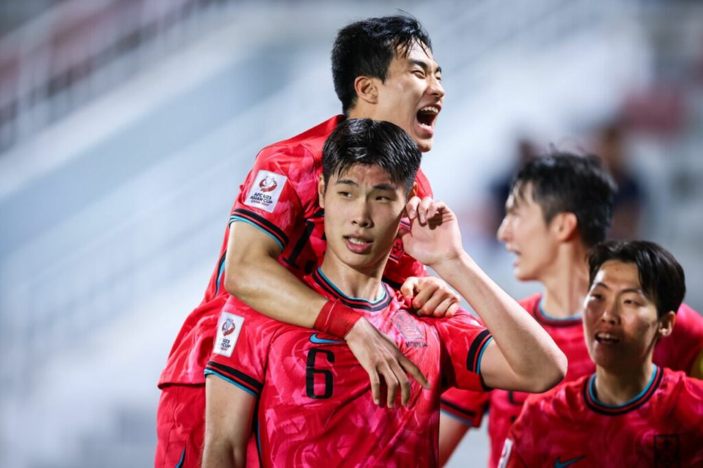 Lee Young-jun (số 6) ăn mừng bàn thắng cùng các đồng đội trong trận đấu U23 Hàn Quốc 1-0 U23 UAE