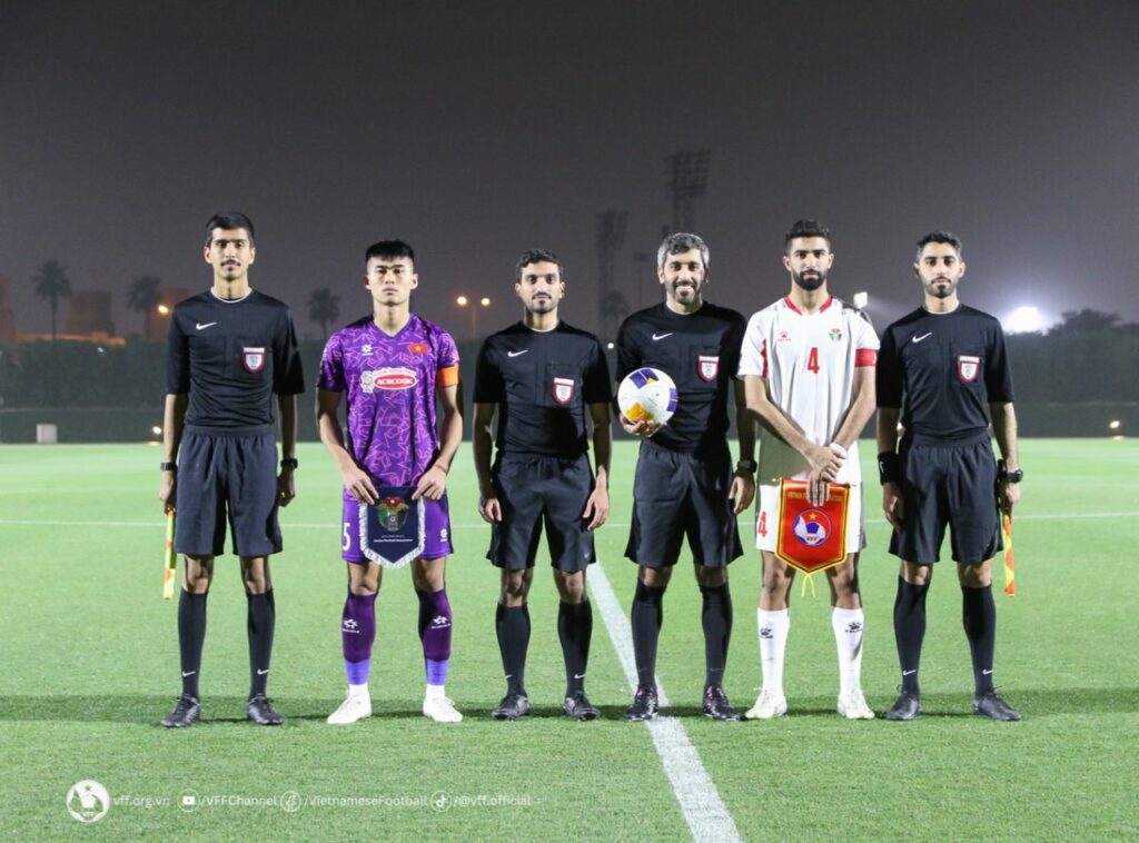 Cầu thủ U23 Việt Nam và các trọng tài trong trận đấu kín với U23 Jordan, trong khi U23 Hàn Quốc hòa còn u23 Nhật Bản không thông báo kết quả chung cuộc