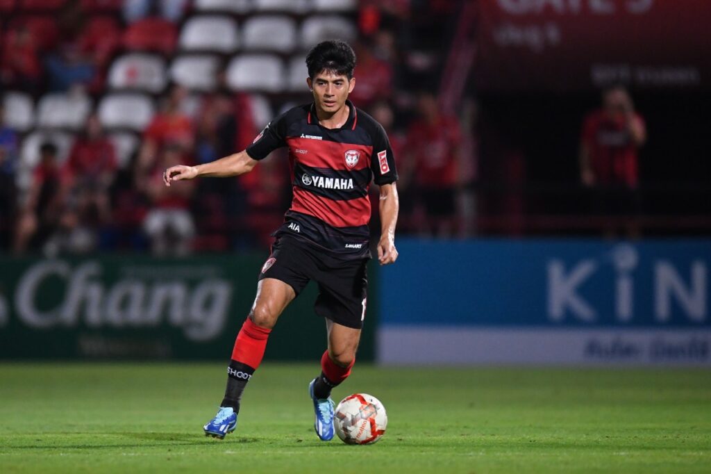 Sathaporn Daengsee - tái sinh hàng phòng ngự của Muangthong United.