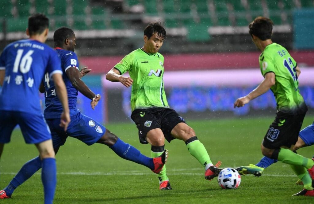 Lee Dong Gook - Một trong những cầu thủ ghi bàn nhiều nhất AFC Champions League.