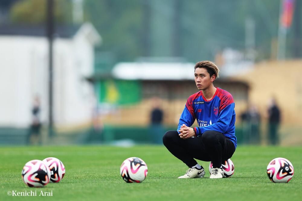 Ryotaro Araki trên sân tập của FC Tokyo.