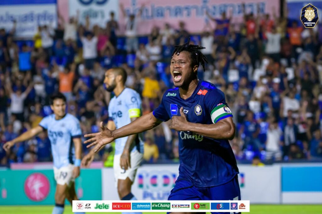Lesley Ablorh - chiến binh thép của Nakhon Pathom United.