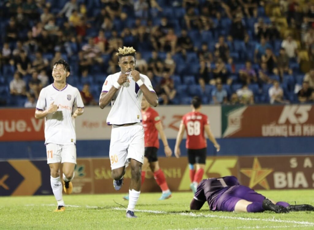 Atshimene ăn mừng bàn thắng mở tỉ số trận đấu ở vòng 19 V-league 2023/24