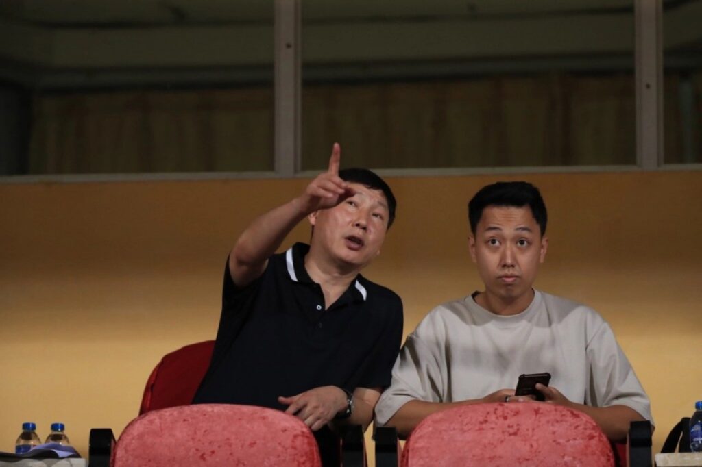HLV Kim Sang-sik xem các trận đấu tại V-League.