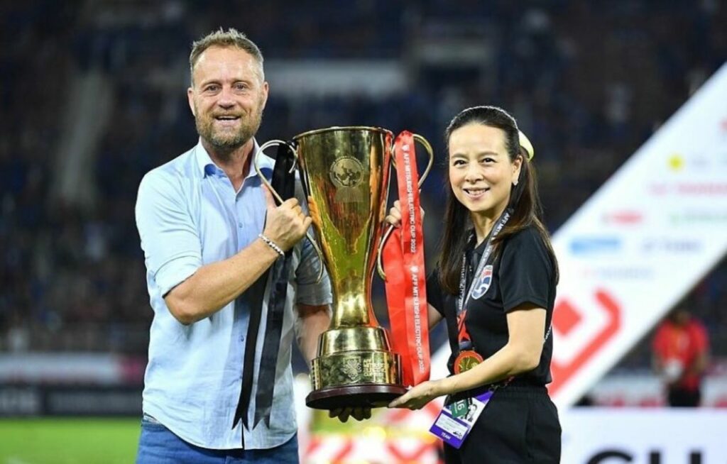 HLV Mano Polking cùng chức vô địch AFF Cup 2022 cùng đội tuyển Thái Lan.