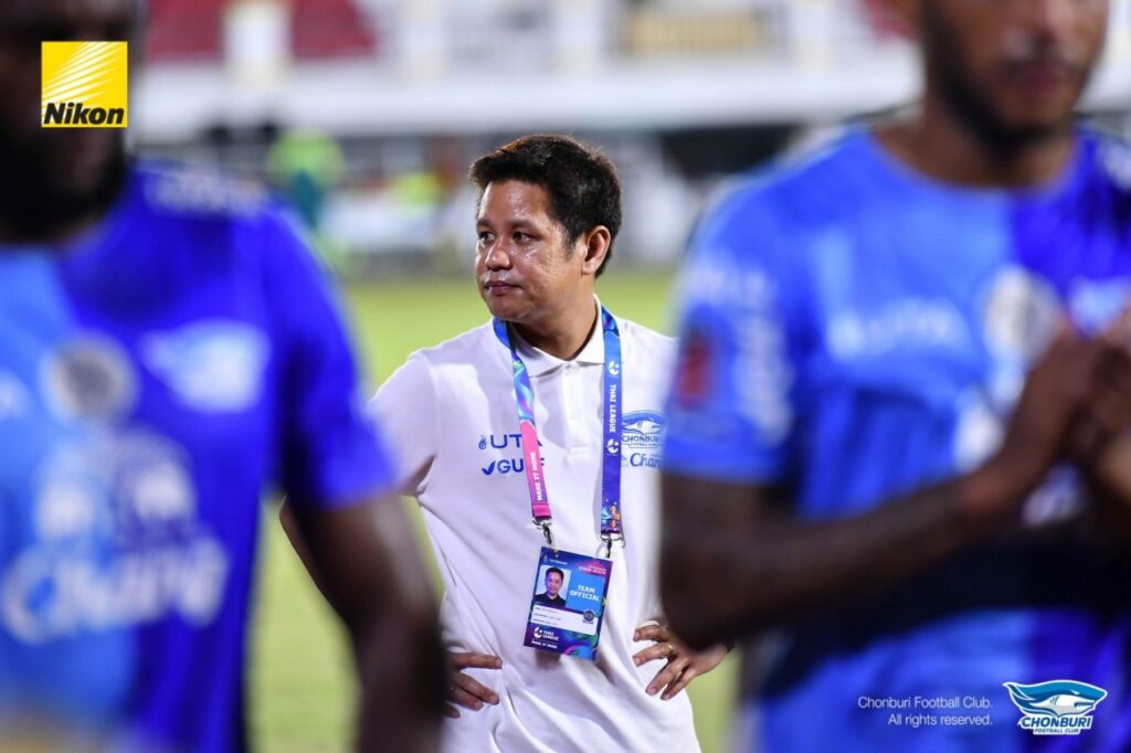 Hlv Sasis Singtothong từ chức sau khi Chonburi xuống hạng Thai league 2.