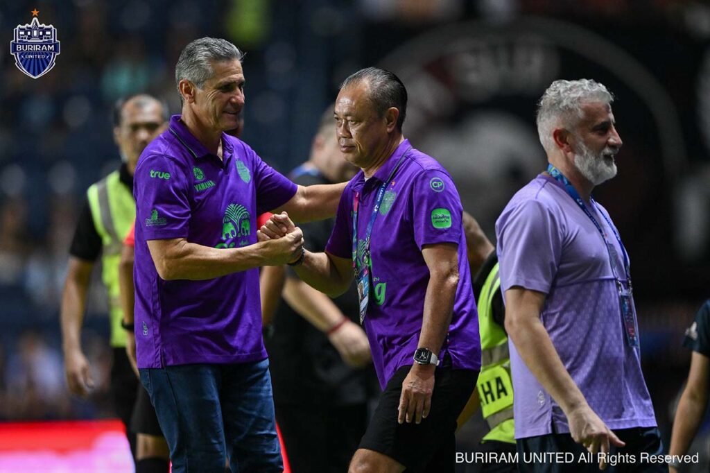 HLV Jorginho và chủ tịch CLB Buriram United trong trận đấu gặp Muangthong.
