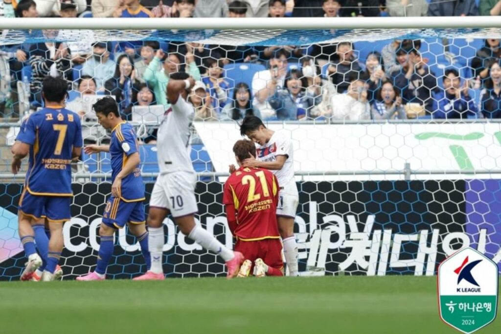 Jo Hyeon-woo nhận được lời khen từ Lee Seung Woo sau khi có pha cứu thua xuất sắc, qua đó giành lấy danh hiệu Ulsan HD Tháng 4