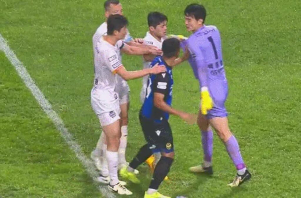 Tình huống Ki Sung-yueng bị ném vật thể lạ vào người.