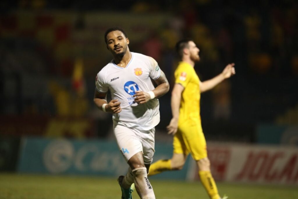 Rafaelson tỏa sáng với một cú repoker, giúp Nam Định vùi dập Thanh Hóa với tỉ số 5-2 ở vòng 21 V-League 2023/24
