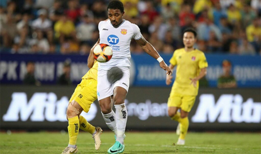 Rafaelson lập cú đúp nhưng không đủ để giúp Nam Định có được 3 điểm ở Vòng 20 V-League 2023/24