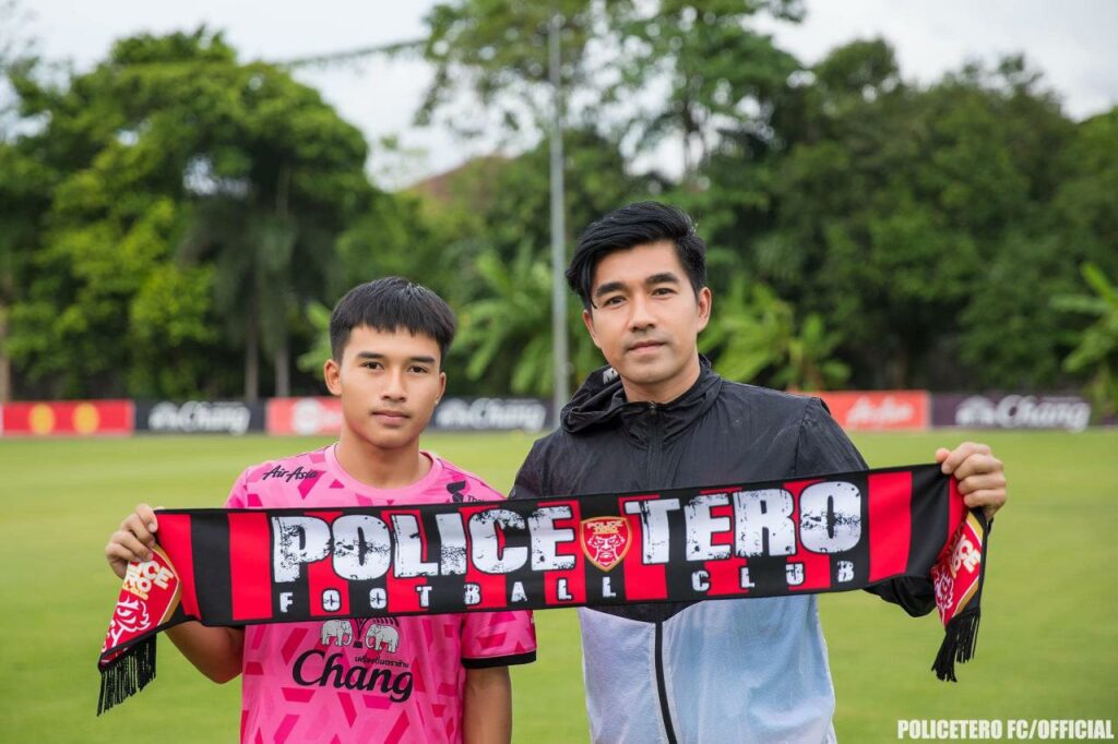 Songkhramsamut Namphueng (trái) cam kết chiến đấu cùng Police Tero FC.