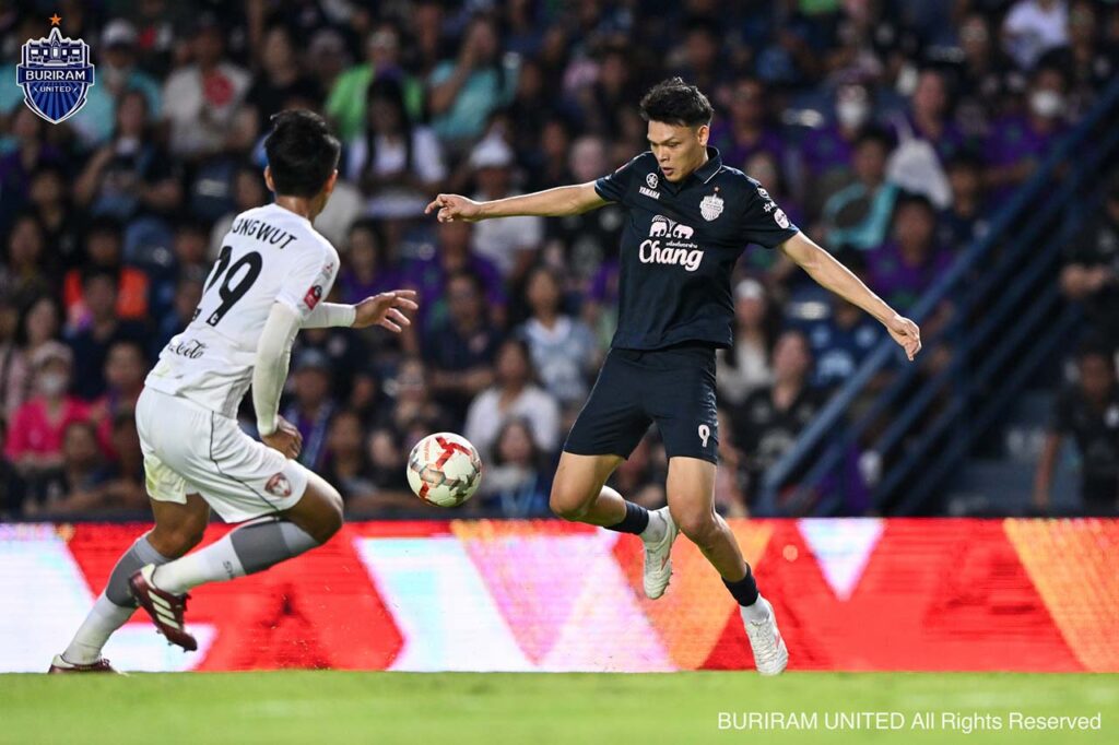 Supachai Chaided - người đứng đầu BXH Vua phá lưới, đã ghi bàn trong trận đấu Buriram United 3-1 Muang Thong United