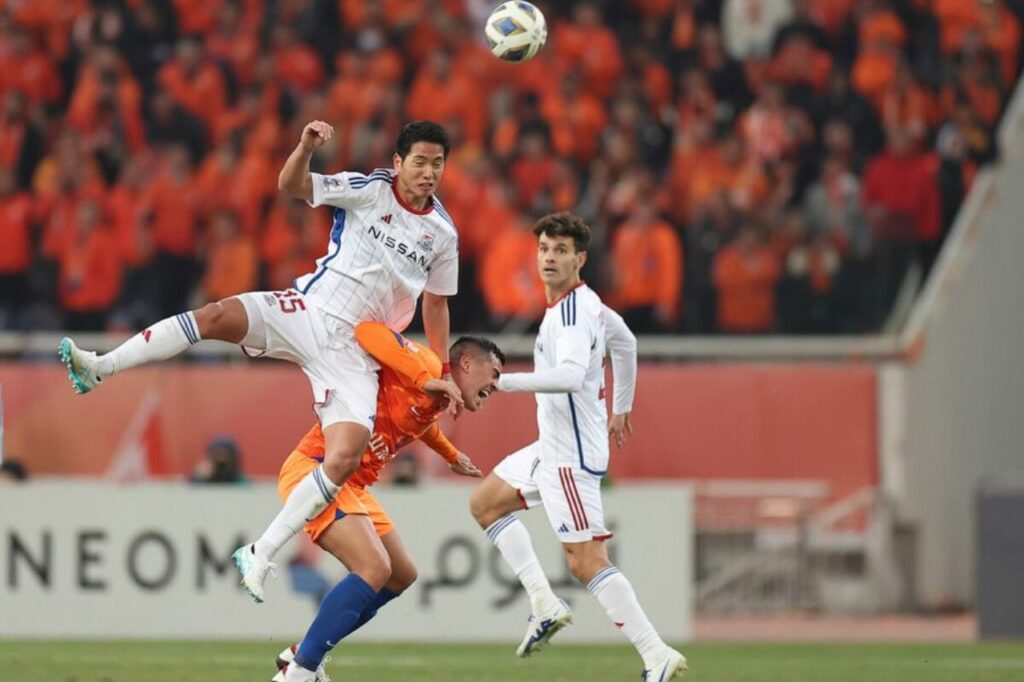Takumi Kamijima vượt trội đối thủ ở những lần không chiến.