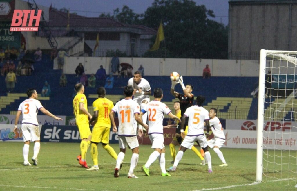 Thanh Hóa dành chiến thắng 3-2 trong cuộc rượt đuổi tỉ số với Bình Dương.