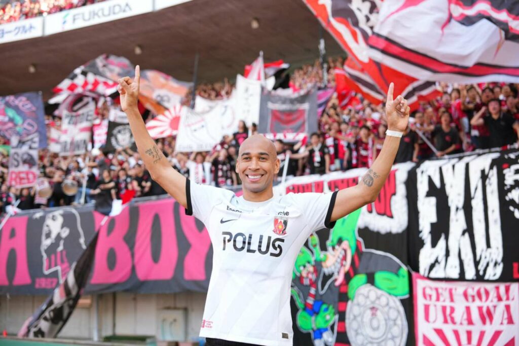 Pha nã đại bác từ giữa sân của Thiago Santana là bàn thắng đẹp nhất J-League tháng 4