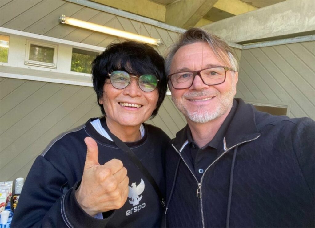 HLV Philippe Troussier đã chụp ảnh với bác sĩ Choi Ju-young.