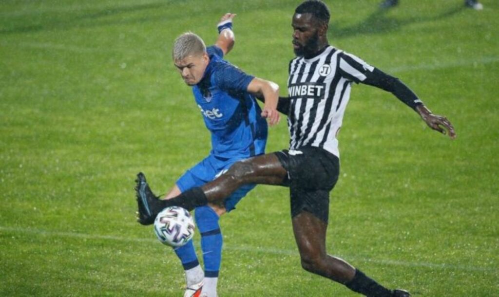 Cầu Thủ J-League Hè 2024, Christian Gomis (áo đen) sở hữu chiều cao tốt cùng thể hình vượt trội. Ảnh: footmercato