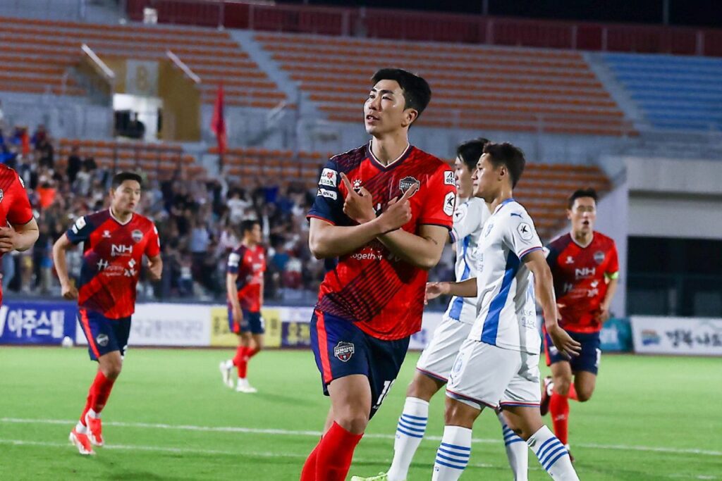 Gimcheon Sangmu hoàn tất cuộc lội ngược dòng trước Pohang ở những phút cuối trận vòng 16 K-league 2024