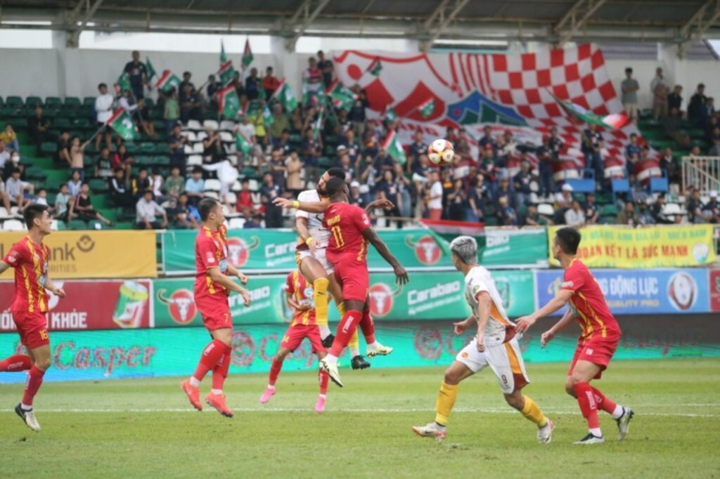 1 điểm có được ở trận hòa với Thanh Hóa khiến HAGL gặp khó trong cuộc đua trụ hạng.