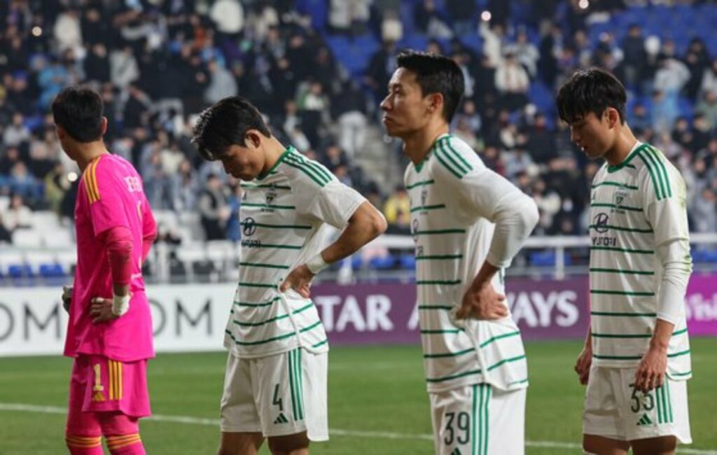 Hàng phòng ngự của Jeonbuk là vấn đề nhức nhối đối với HLV Kim.